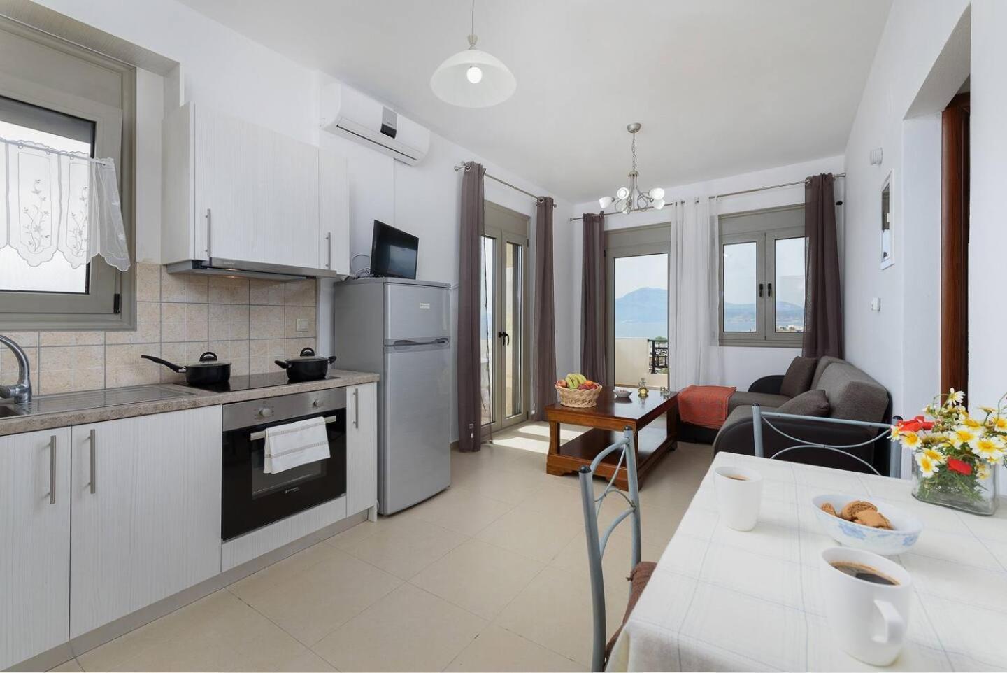 Sofia Apartment, With Sea & Mountain View Kalamaki  Buitenkant foto